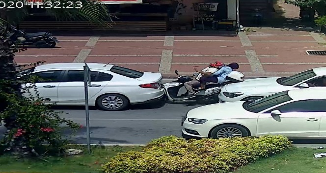 Antalya’da motosiklet iki otomobilin arasında kaldı: 2 yaralı