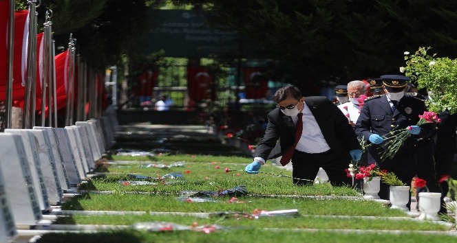 Antalya’da polis aileleri şehitliği ziyaret etti
