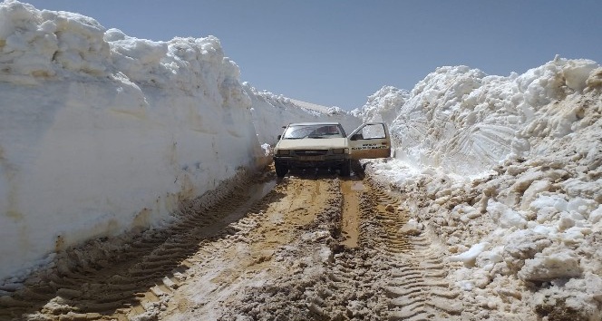 Antalya’da kar kalınlığı 4,5 metreyi bulan yolların açılması çalışmaları