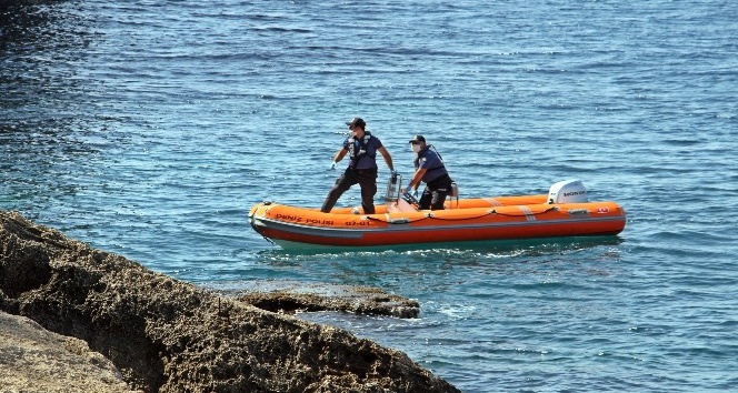 Zıpkınlı dalgıç polisi alarma geçirdi