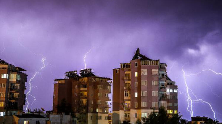 Antalya’da geceyi şimşekler aydınlattı