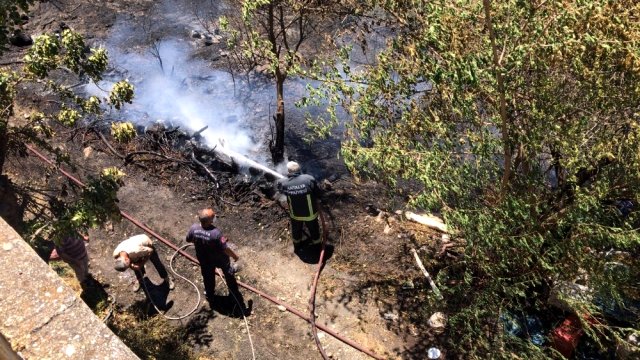 Alanya’daki bahçe yangını yerleşim yerlerine sıçramadan söndürüldü