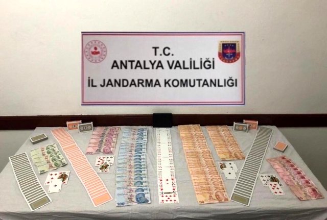 Antalya’da kumar oynayan 7 şahsa 33 bin lira ceza