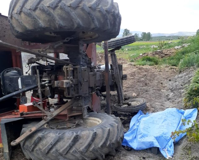 Antalya’da traktör şarampole devrildi anne öldü, 2 kızı yaralandı