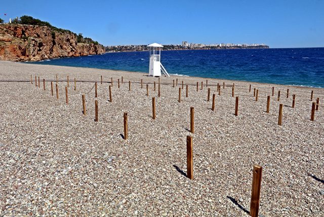 Giriş çıkışları kapatılan dünyaca ünlü sahil, sosyal mesafeli açılışa hazırlanıyor