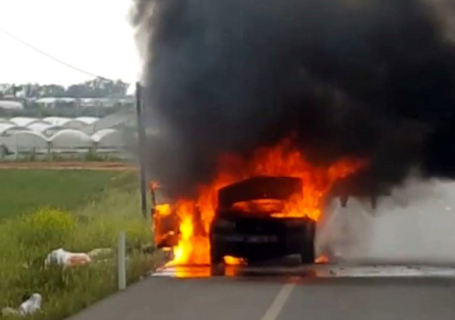 Antalya’da seyir halindeki otomobil, alev alev yandı