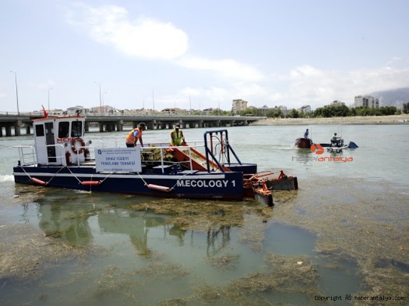 Boğaçayı deniz süpürgesiyle temizleniyor