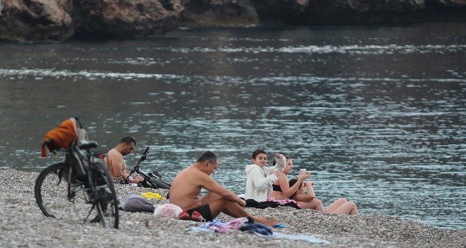 Antalya’da denizi özleyenler sabahın ilk ışıklarıyla Konyaltı Sahiline geldi