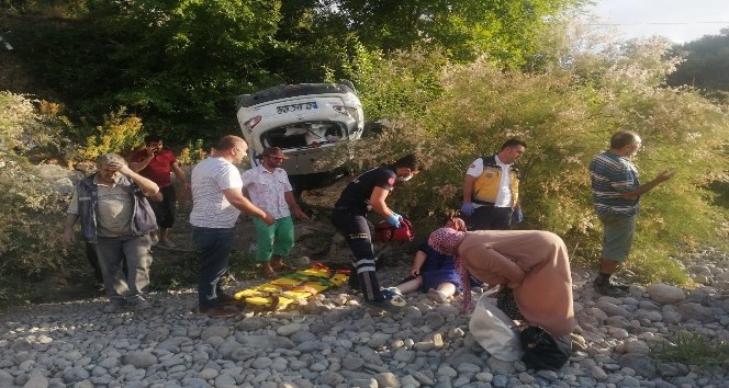 Kamyonet ve cip kafa kafaya çarpıştı! Araçlardan fırlayan yolcular çaya uçtu