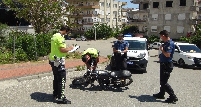 Karşılarında polisi gören 2 genç motosikleti bırakıp kaçtı