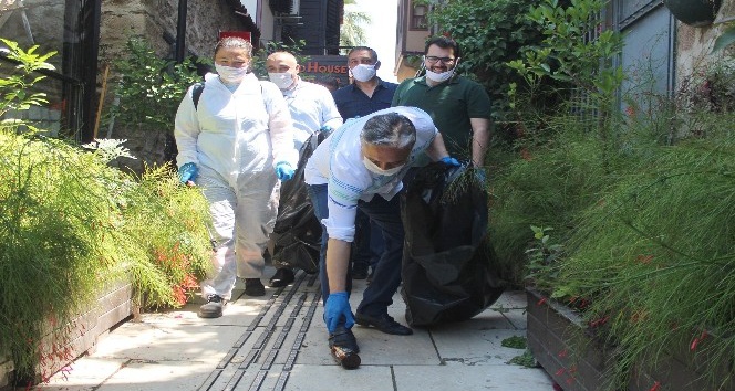 Tarihi Kaleiçi’nde çöpler tek tek toplanıp sokaklar dezenfekte edildi