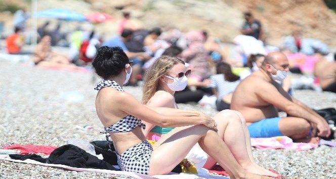 Dünyaca ünlü Konyaaltı Sahilinde Sahil Güvenlik, polis ve zabıtadan maske denetimi