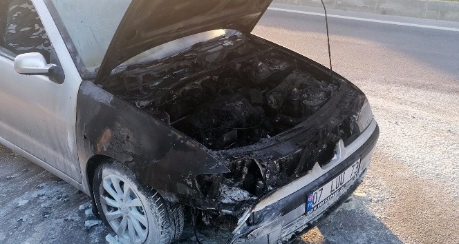 Antalya’da otomobil yangını