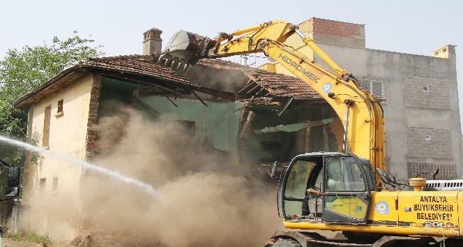 Tehlike oluşturan iki katlı metruk bina yıkıldı