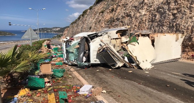 Antalya’da gıda yüklü kamyon devrildi: 1 yaralı