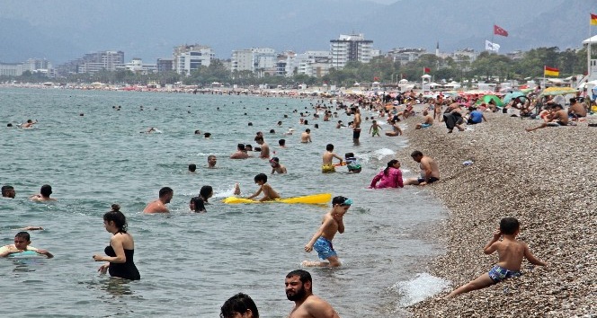 Antalya sahillerinde pazar günü yoğunluğu