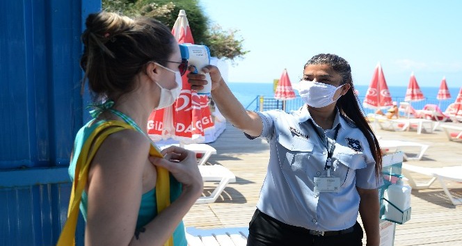 Antalya’nın mavi bayraklı falez plajları pandemi kurallarıyla açıldı