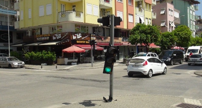 Kırmızı ışık ihlali yaptı trafik lambasına çarparak durabildi
