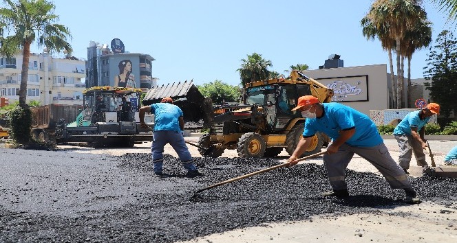 Atatürk Bulvarında bozulan yollar yenileniyor