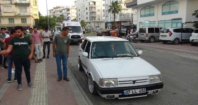 Aday sürücünün kullandığı otomobil ile motosiklet çarpıştı: 1 yaralı