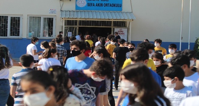 Antalya’da korona virüs önlemleri altında LGS heyecanı