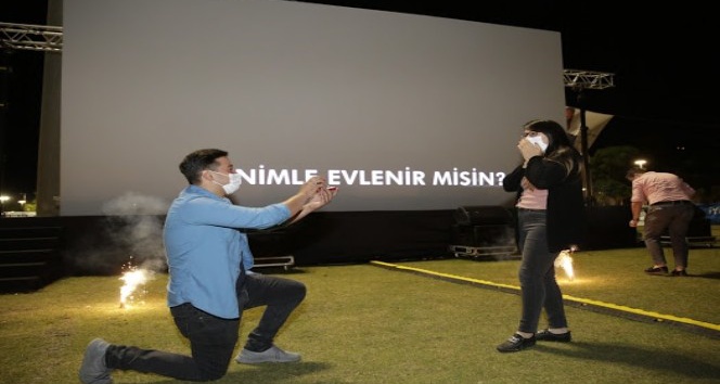 ‘Sahilde Sinema Var’ etkinliğinde sürpriz evlilik teklifi