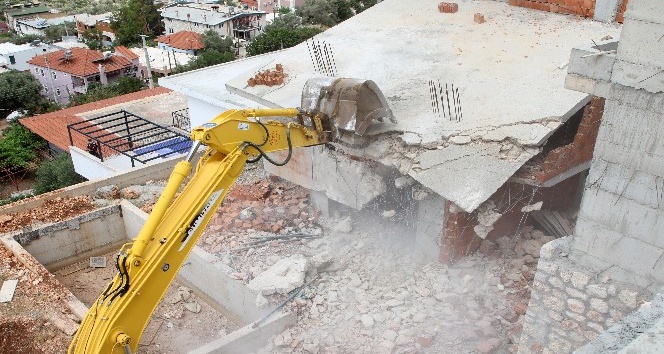 Antalya’da 654 yapı yıkıldı, bin 127 kaçak yapı daha yıkılacak