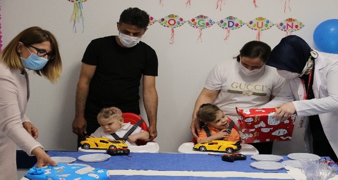 Antalyalı yapışık ikizler Derman ve Yiğit ikinci yaş günlerini ayrı kutladı