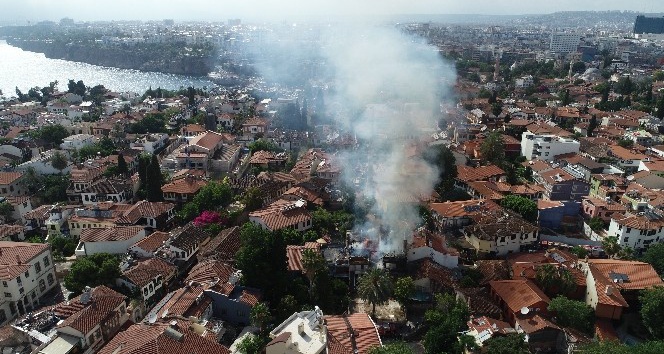 Antalya Kaleiçi’ndeki tarihi kerpiç bina alev alev yandı