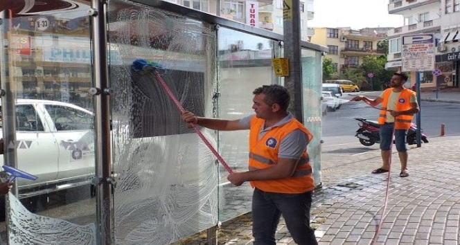 Alanya’da otobüs durakları temizleniyor