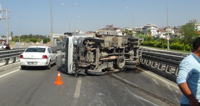 Kamyon bariyere çarparak devrildi