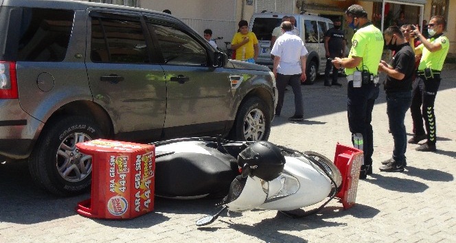 Manavgat’ta otomobille çarpışan motosikletli kurye yaralandı