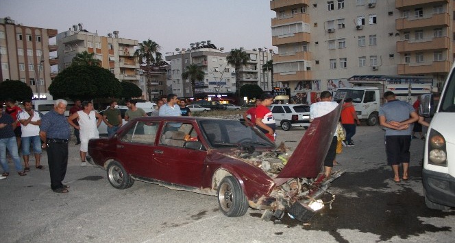 Hurdaya dönen otomobilden burunları kanamadan çıkıp kaza tartışması yaptılar