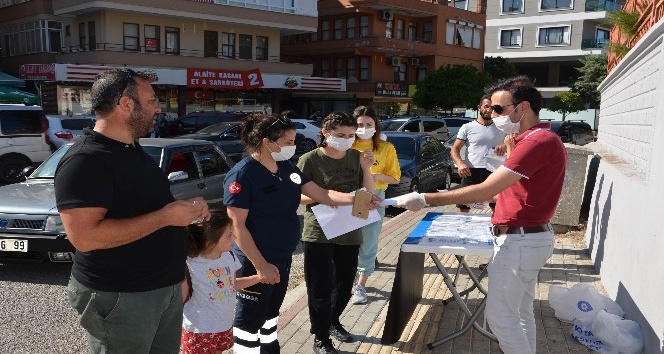 Büyükşehir sınav öncesi su, maske ve kalem dağıttı