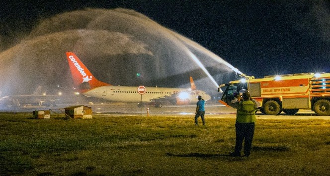 Corendon Airlines’in Antalya Havalimanı’na getirdiği ilk yolcular su takıyla karşılandı