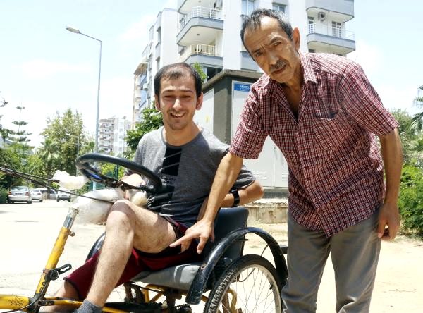 Antalya’da bisikletiyle gezen engelli genci köpek ısırdı