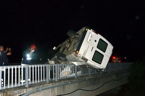 Takla atan minibüs köprü korkuluğunda asılı kaldı, sürücü ağır yaralandı