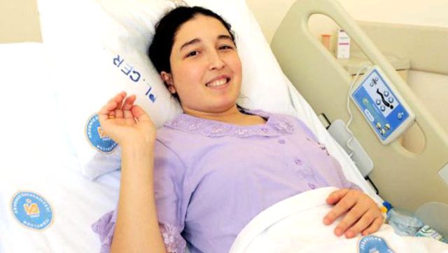 Türkiye’de gerçekleşti: Dünyanın ilk başarılı rahim nakli hastası bebeğini kucağına aldı