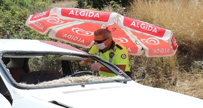 Kavurucu sıcak polis memurunu da vurdu, trafik polisi kazada plaj şemsiyesiyle görev yaptı