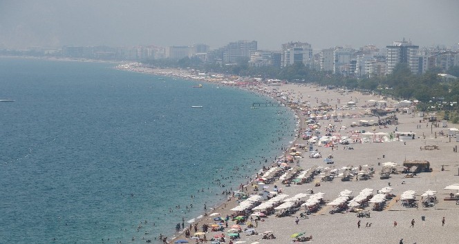 Antalya’da yüksek nemde sahiller doldu