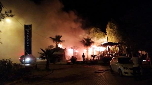 Antalya’da çıkan yangında restoran kül oldu