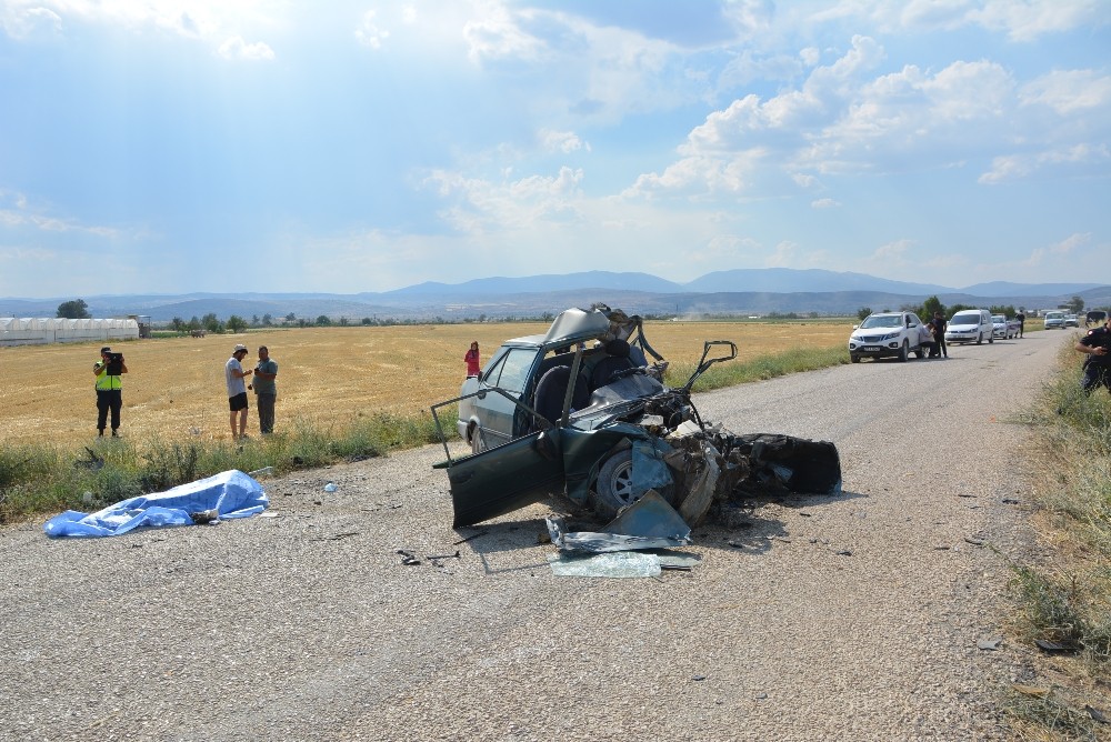 Antalya’da otomobil hurdaya döndü: 1 ölü,1 yaralı