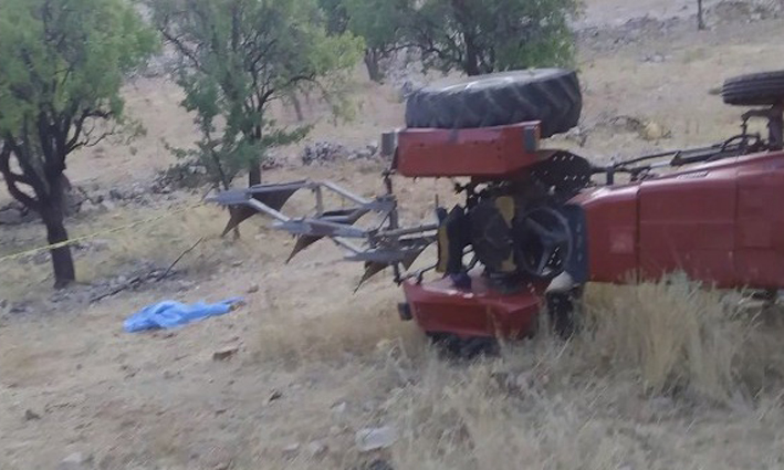 Antalya’da tarlada traktör devrildi: 1 ölü