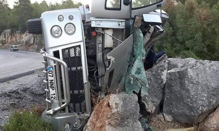 Freni patlayan kamyondan atladı, feci şekilde can verdi