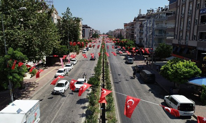 Konyaaltı Türk bayraklarıyla donatıldı