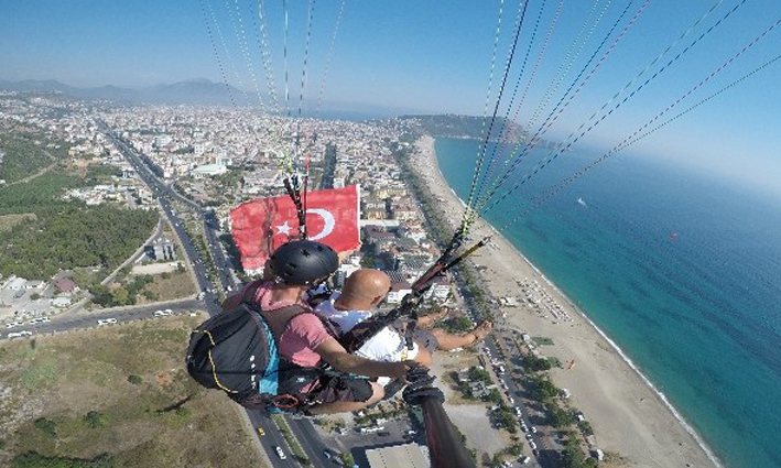 Alanya semalarında Türk bayrağı açılarak 30 Ağustos Zafer Bayramı kutlandı