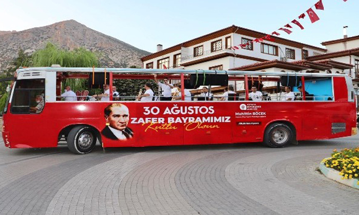 Antalya’da mobil otobüslerle Zafer Bayramı konserleri sürüyor