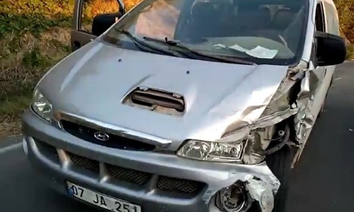 Alanya’da iki otomobil çarpıştı: 3 yaralı