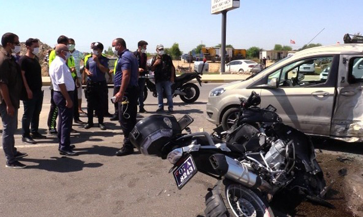 Motosikletli polis timleri otomobille çarpıştı: 2 polis yaralı