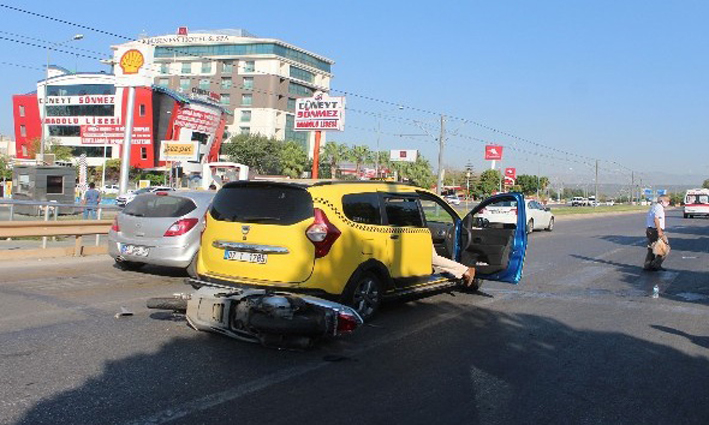 Taksiye arkadan çarpan motosikletin sürücüsü yaralandı